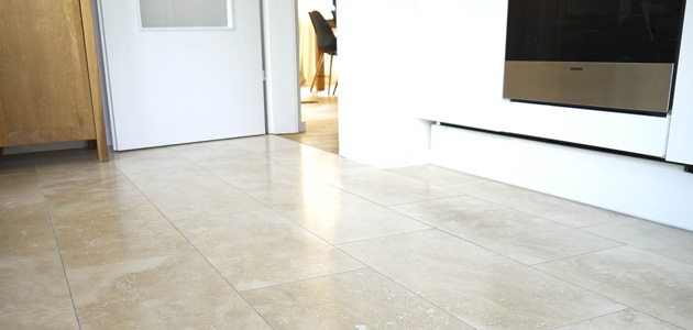 Naturstein-Kuechenboden-Travertin-beige