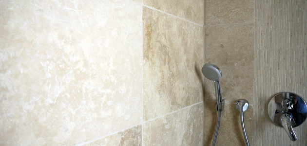Travertinfliesen-Bad-Dusche-Wand-Boden