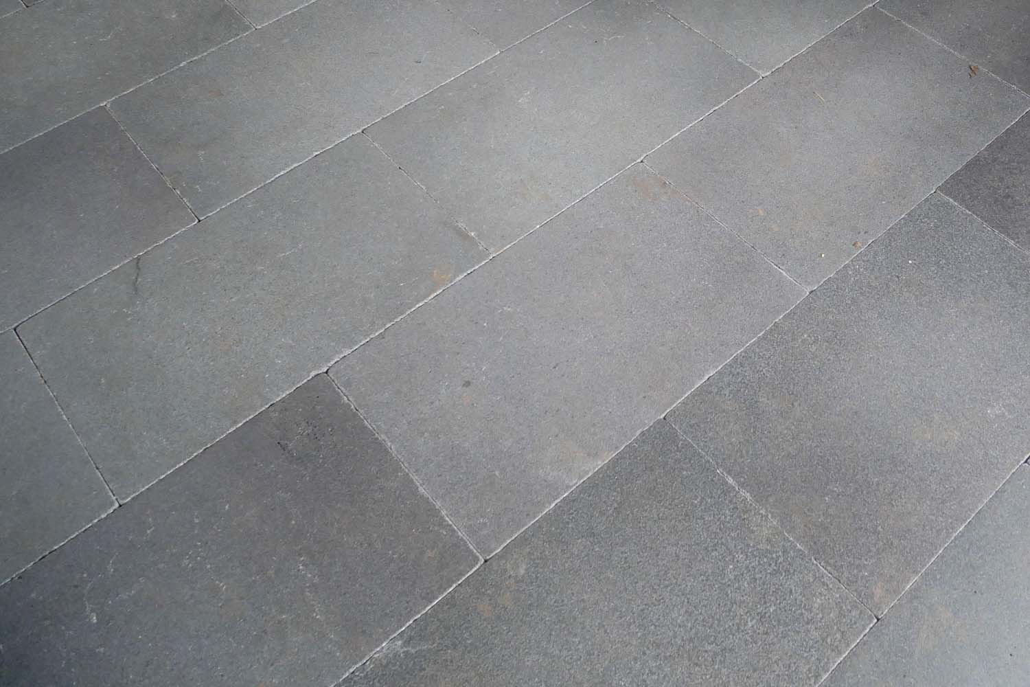 Terrassenplatten aus Naturstein Basalt in grau
