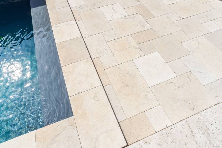 Beige Terrassenplatten aus Kalkstein Salem getrommelt 