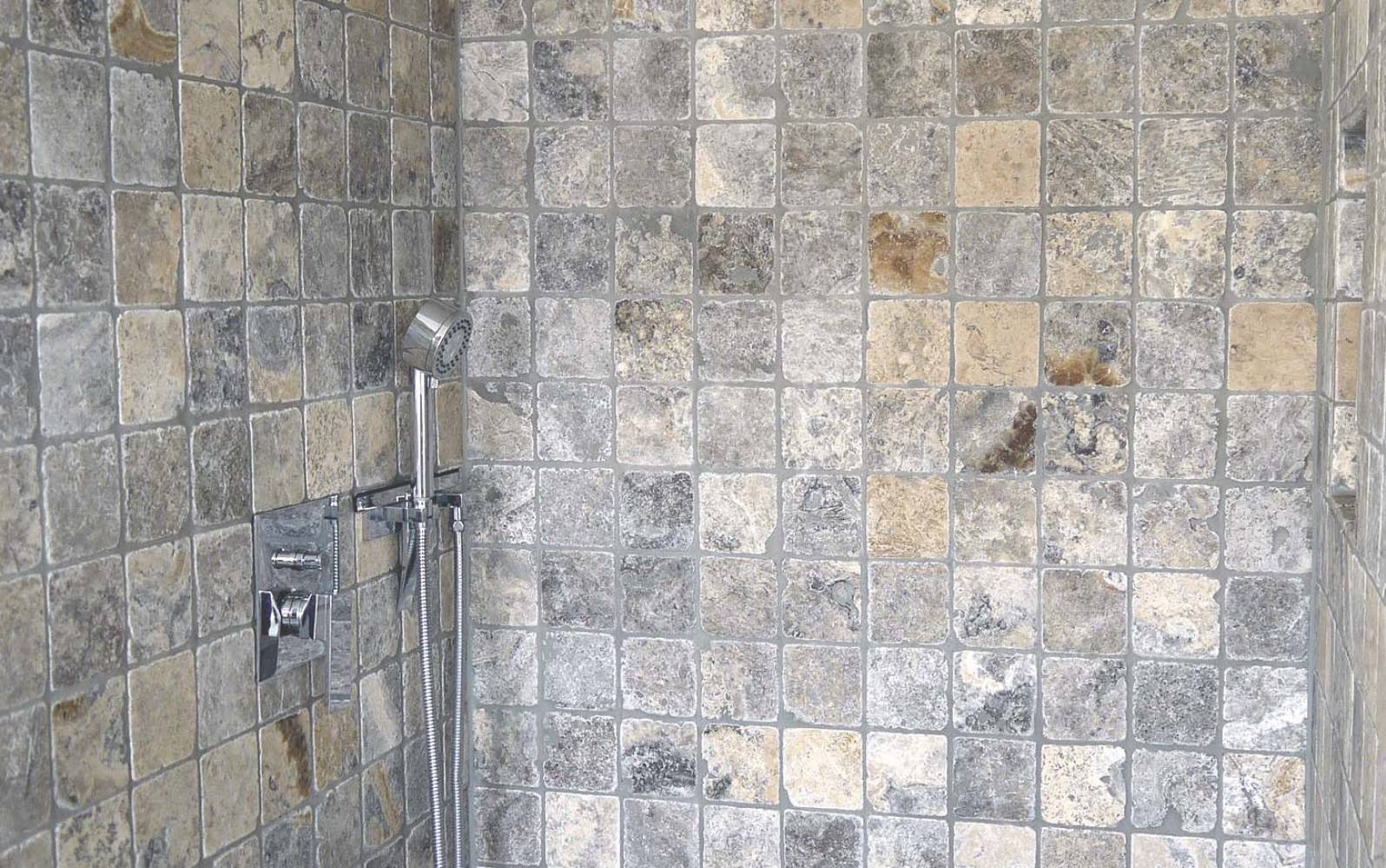 Mosaikfliesen Naturstein Travertin grau getrommelt 10 x 10 cm