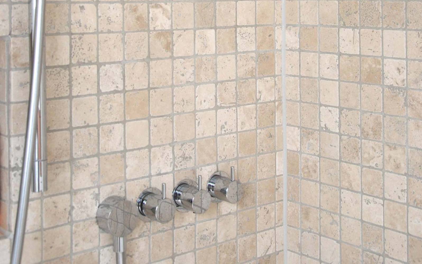 Natursteinmosaik Travertin beige getrommelt 5 x 5 cm