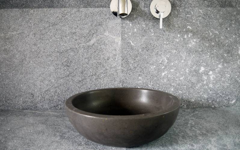 Naturstein Waschbecken Basalt grau, klein und rund