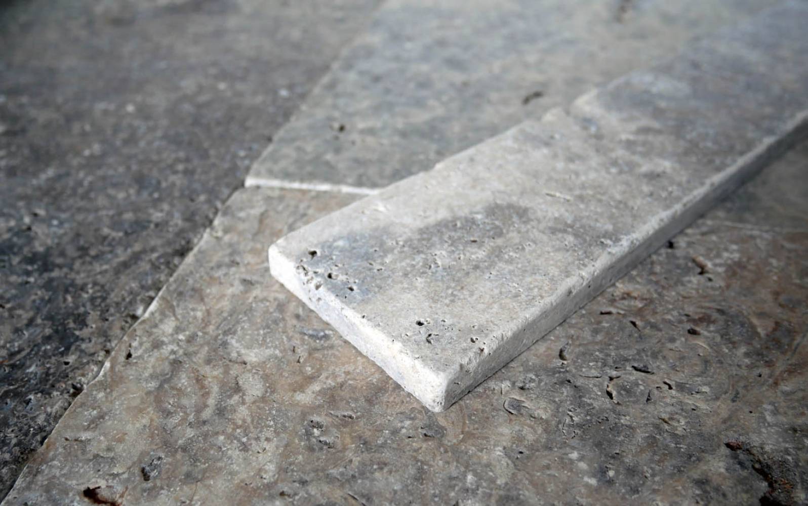 Sockelleiste Travertin Silver grau getrommelt