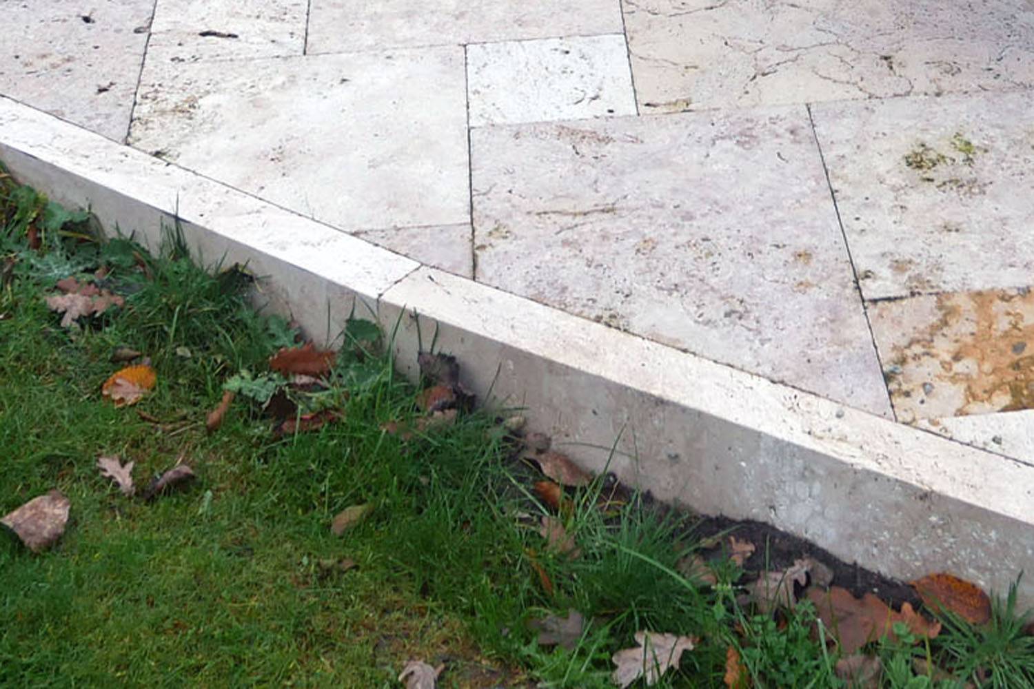 Randstein aus Naturstein Travertin zur Terrasseneinfass