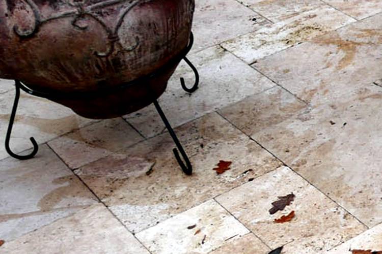 Rustikale Natursteinplatten aus Travertin Stein